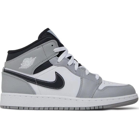 Nike Air Jordan 1 Mids - Picture 5 of 5